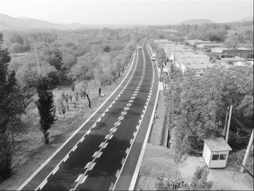 改造提升后的农村公路,串联起乡村的美景与发展机遇,不仅方便了村民出行,更为当地红色文旅产业发展注入新活力。